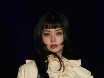 池田エライザ、指先を“パクッ” 艶やか仕草に悲鳴にも似た歓声「圧倒的美女」「スタイルがレベチすぎ」TGC しずおかのトップバッターを飾る