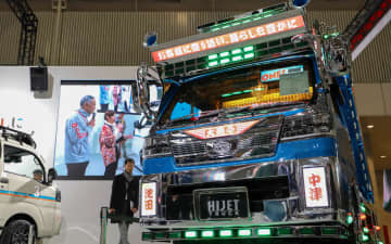 「ハイゼット」のデコトラや「ミライース」のMT車、「ムーヴ」のシックなカスタマイズモデルからモタスポ車両までさまざまな車両を展示するダイハツブース