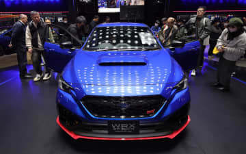 スバルとSTI、6速MT採用の「WRX STI Sport#」をはじめ6気筒ツインターボ仕様のGT300 2026年車両など展示中