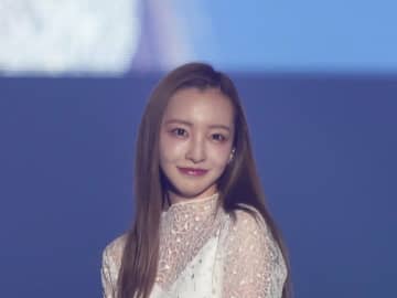 34歳一児の母・板野友美「スタイル抜群」「ちょっとこんなママさんスゴいな…」貫禄たっぷりなステージングに「キレイでかわいい！」反響