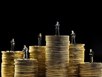 【最新】職種別「平均年収ランキング」！ 2位「投資銀行業務」932万円、1位は？