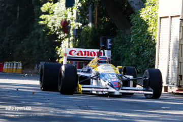 佐藤琢磨がウイリアムズ・ホンダFW11で幕張メッセを全開デモラン！ 快音V12ホンダミュージックも響かせる