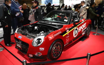 ボンネットフードもトランクフードもない丸見えのダイハツ「K-OPENランニングプロト2」について、WRCドライバー相原泰祐氏に聞いた