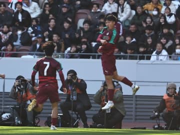 尚志が神村学園を相手にいきなり先制！ 今大会初先発のストライカーが豪快ヘッド弾を叩き込む【選手権】