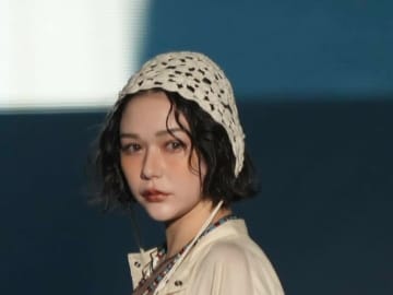 村重杏奈「腹筋やばい」鍛え抜かれたウエストがあらわ……ランウェイに視線がくぎづけ「キレイなお腹」「美しい」称賛の声