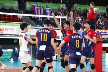 多彩なコンビネーションと高い守備力で東山がストレート勝利！ 【春高バレー男子2026】