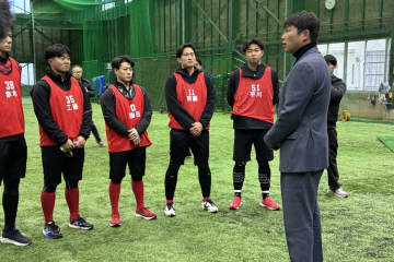 【広島】新井貴浩監督が新人合同自主トレ視察で明言「みんな横一線のスタート」