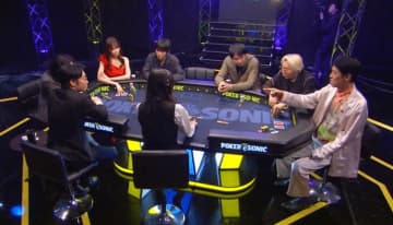 「謎めいてる…」最強美女プロ・岡本詩菜の“表情”がポーカー芸人・小籔を惑わせる…息を呑む心理戦の一部始終