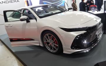 エーモン、バンディエラブランドの新製品 クラウンクロスオーバー用「ピアノブラックパネル」「レザーパネル」初公開