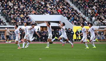 【高校サッカー】国立の芝問題　今度は〝滑りすぎ〟と物議「ローション塗ってるの？」