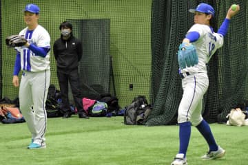 DeNA竹田と小園、ハマスタで野球教室　児童30人に今季の活躍を誓う