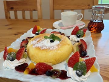 北柏の畑に囲まれた一軒家カフェ『Cafe Mana Merry』で、フルーツたっぷりパンケーキを堪能