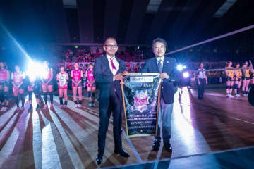 「はちみつ100％のキャンデー」1袋プレゼント　「ヴィクトリーナ姫路」扇雀飴本舗の冠試合の来場者に