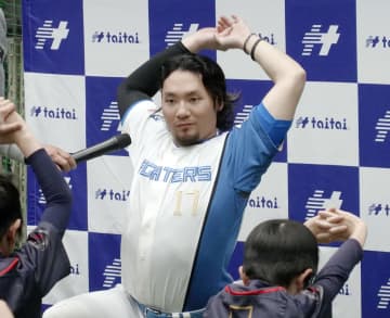 日本ハム伊藤、札幌で野球教室　自身の用具をプレゼント