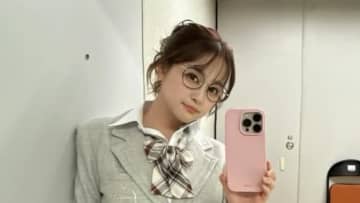 鈴木奈々 “美脚”際立つミニスカートの制服姿を披露！すらりと伸びる長い脚にファン絶賛「足長」「めちゃくちゃ似合ってる」