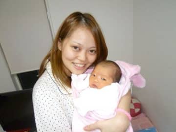 産後1カ月で肩や足首に原因不明の痛み…「起き上がることすらできなくなった」(リウマチ、がん、シングルマザー体験談)