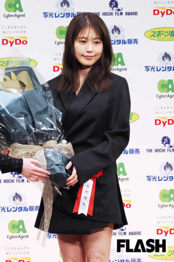 有村架純　鮮やか赤スカートで美脚披露…ロエベ、PRADAのイベント参加で勢いづくモデル活動