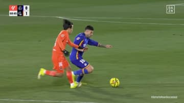 「やっぱ別格」久保建英、元同僚への猛烈鬼プレスでミス誘発→決定機演出「気持ち入ってる」絶対に前を向かせない密着ハードディフェンスで「隠れアシスト」未遂