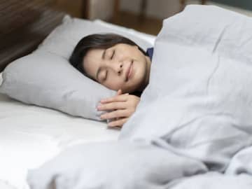 Q. 「毛布が上？ 羽毛布団が上？」 より暖かいのは、どちらなのか【日本睡眠学会所属医師が回答】