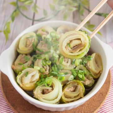 最近こればっかり作ってる。「白菜とひき肉」をくるくる巻いてレンチンするだけ！【白菜消費レシピ】