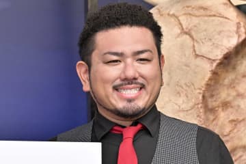 鬼越・金ちゃん、帰京便で55歳＆54歳大先輩に挟まれ「気が休まりません」　先輩のまさかの行動も明かす