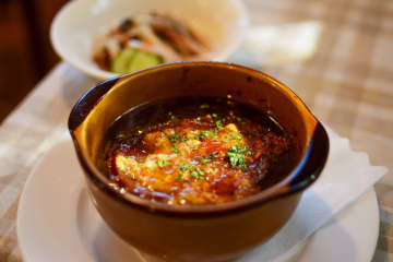 料理研究家ゆかり、旨み凝縮『オニオングラタンスープ』のレシピを公開！ 飴色玉ねぎを時短で作る裏技が「お店の味」と話題に「飴色玉ねぎを作るのが大変でしたが、、凄い。この方法だと疲れず作れますね〜」「コンソメじゃなく鶏ガラなんだ！やってみよう」