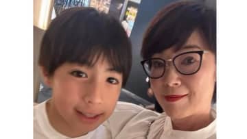 寺島しのぶ 幼少期の長男・眞秀＆夫との貴重な家族写真を公開し「大きくなりましたね」と反響！仲むつまじいほっこりショットに「幸せオーラが満開」