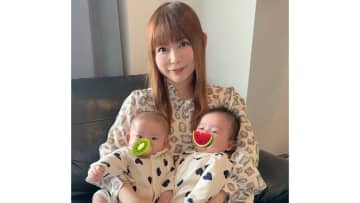 「顔の作りがハッキリしてきた」中川翔子 生後3ヵ月双子と顔寄せた最新ショット公開！グーパンチやママをじっと見つめる愛らしい姿に「キュンキュン」