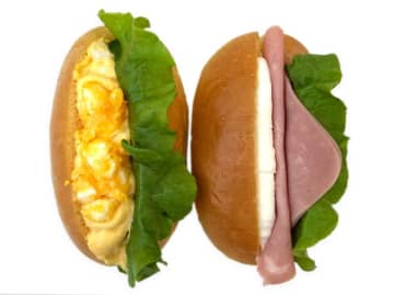 たまごを挟んだロールパンとハムとクリームチーズを挟んだロールパンが手軽に持ち運べるボックスに入って税込291円! セブン‐イレブンが「ミニロール(たまご＆ハムチーズ)」を発売