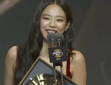 ジェニー、3回連続スピーチに本人もびっくり！ソロ＆グループで連続受賞「ジス、ロゼ、リサも喜んでいると思います」