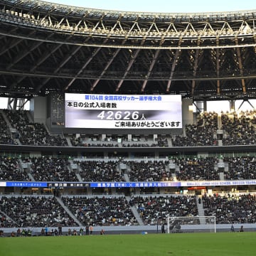 準決勝で観衆４万2626人、決勝のチケットは完売。なぜ高校サッカー選手権は“異例の熱狂”を生むのか
