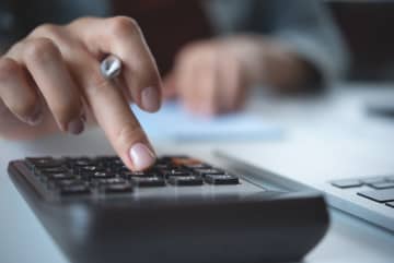 フリーランスの友人に「経費をうまく計上すれば税金を減らせる」と言われました。カフェ・スマホ代など、確定申告で“やりすぎ”と判断されるラインはどこでしょうか？