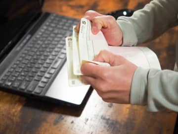 住宅ローンのため「土日祝、平日夜勤とバイトして休みはありません」年収900万円から収入激減、50代男性の壮絶な日常