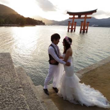 地下鉄駅構内のキス写真が大炎上 公共の場でウエディングフォトを撮りたがるカップルの深層心理