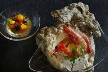 星のや竹富島、島ハーブ“命草”と旬食材の車エビを使った料理や熟成和牛のタコスが楽しめる冬季限定ディナーを提供中