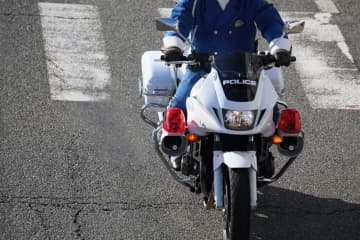 白バイ隊員が “止まっている車” につっこみ救急搬送  警察は事故原因を調査中と発表するも、ネットで話題に「これって100対0にになるの？」「緊急走行中やないなら一般車両と同じ扱い。停車中の車両に突っ込んだだけなら単なる白バイの前方不注視なだけです」