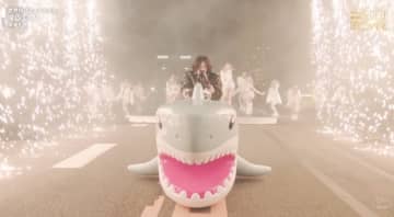 一週間限定公開で1000万回再生突破！米津玄師の公式YouTubeで紅白「IRIS OUT」アーカイブ映像が公開　劇場版『チェンソーマン レゼ篇』スペシャル花火映像も