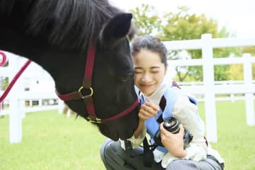 “記者”見上愛が取材・撮影・監修したJRAスペシャルコンテンツ 「競馬の先には、何があるんだろう？」