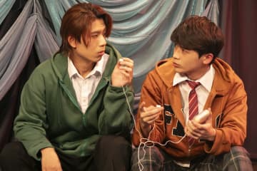 キマグレンの出会いからユニット誕生までを描く  舞台「LIFE-海の家の物語-」開幕