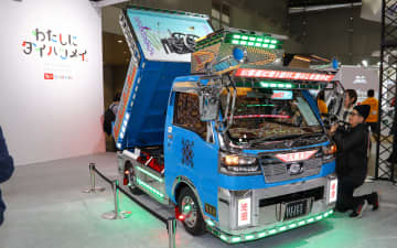 ピッカピカのデコトラ「ハイゼット トラック PTO ダンプ 大発命」を深掘り！ ダイハツ米山知良氏に話を聞いた