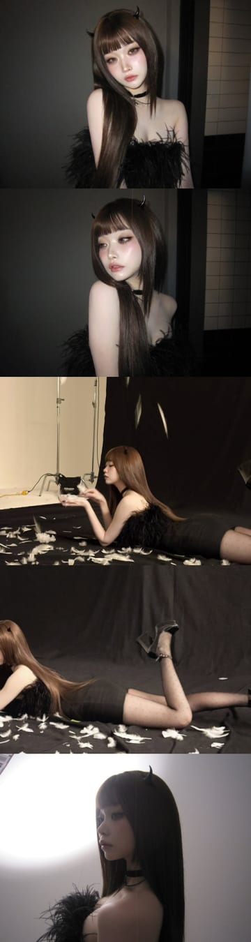 「これは危険」日本人K-POPアイドル、“胸元パックリ”コスプレ姿で妖艶オーラ全開【PHOTO】