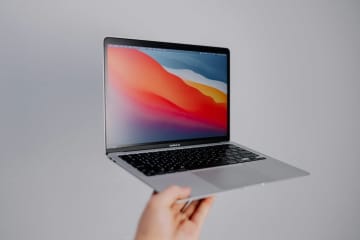 「MacBook Airの防弾レベルってどれくらい？」ウクライナ兵が驚きの画像を投稿