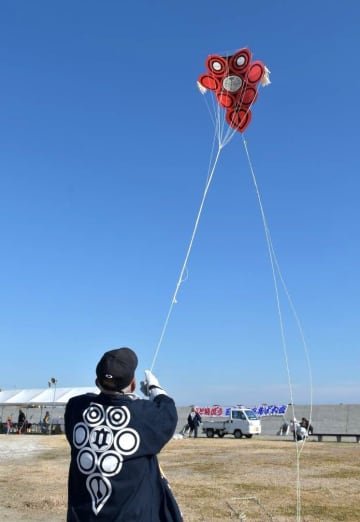 伝統の八つ凧、青空高く　日立で子どもら楽しむ　茨城