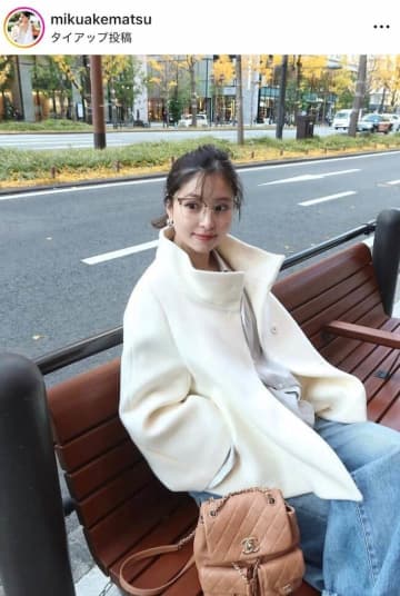 サッカー堂安律の美人妻・明松美玖、ボーダーのワンピ姿で「激カワ」笑顔ショット　「本当いつも可愛い」