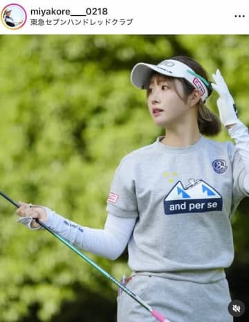 女子ゴルフの都玲華、タイトな黒ミニワンピで...かわいさ限界突破　ゴルフウェア姿と雰囲気変わって