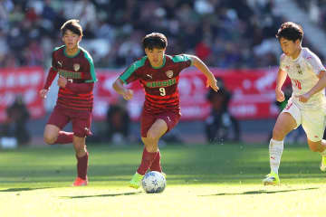 高校サッカーで困惑「どうやって蹴ってるん？」「今大会No.1？」　たった13秒“漫画級の連係”