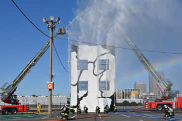 消防ヘリが観客席上空を飛行　千葉市消防局の出初め式、放水や救助演技も　市民が詰めかけ