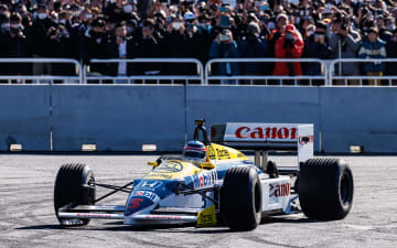 「ウイリアムズ ホンダ FW11」のサウンドが幕張メッセで鳴り響く！ 佐藤琢磨選手がデモラン