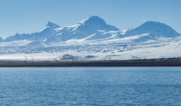 青と白が紡ぐ美しい風景、内陸湖ペイクツォの冬　中国西蔵自治区