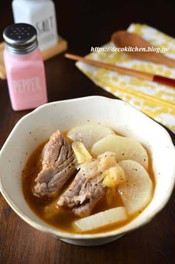 【decoさんレシピ】ジュワ〜ッとうま味が染み出す♪家族がスープまで飲み干した絶品「スペアリブと大根と長ねぎのスープ」